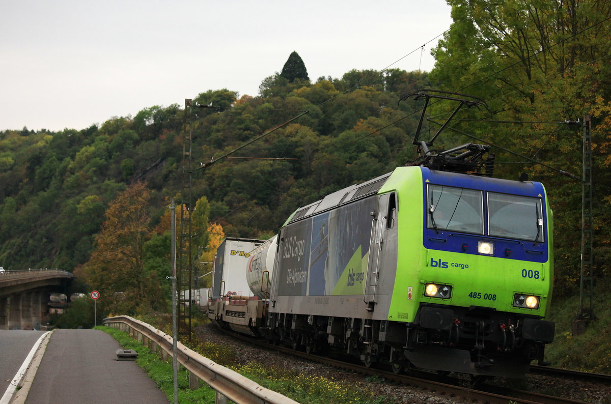 Am 20.10.2020 zog BLS 485 008 den Cargobeamer nach Kaldenkirchen durch Oberwinter. 