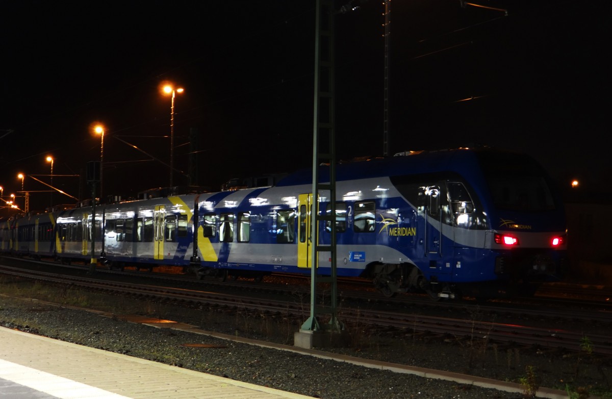 Am 20.11.13 wurden wieder zwei Triebwagen nach Sden berfhrt. Es waren 94 80 1430 001-6 D-BOBY und 94 80 1430 520-5 D-BOBY. Hier stehen sie  am 20.11.13 in Plauen/V. oberer Bahnhof wo eine Diesellok davor gespannt wird.