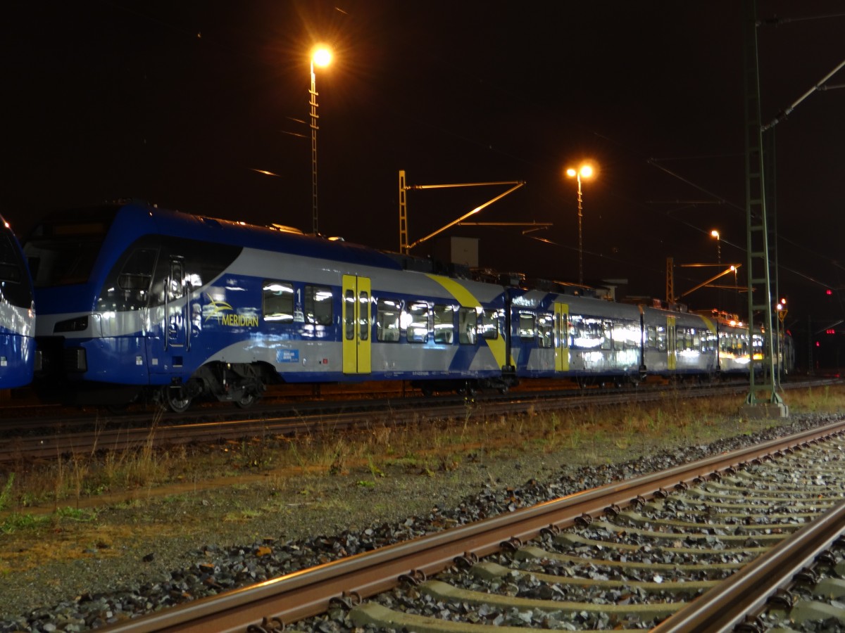 Am 20.11.13 wurden wieder zwei Triebwagen nach Sden berfhrt. Es waren 94 80 1430 001-6 D-BOBY und 94 80 1430 520-5 D-BOBY. Hier stehen sie  am 20.11.13 in Plauen/V. oberer Bahnhof wo eine Diesellok davor gespannt wird.