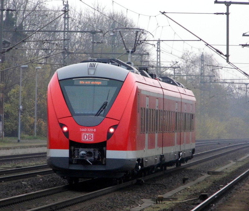 Am 20.11.2014 kam die 1440 320-8 von der DB aus Richtung Braunschweig nach Niederndodeleben und fuhr weiter in Richtung Magdeburg . 
