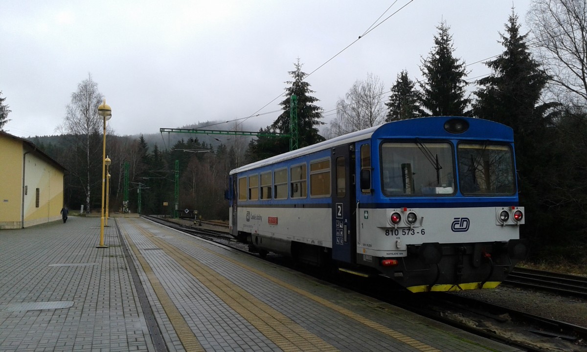Am 20.11.2015 wartet 810 573-6 in Lipno nad Vltavou auf seine Rückfahrt nach Rybnik(CZ)t