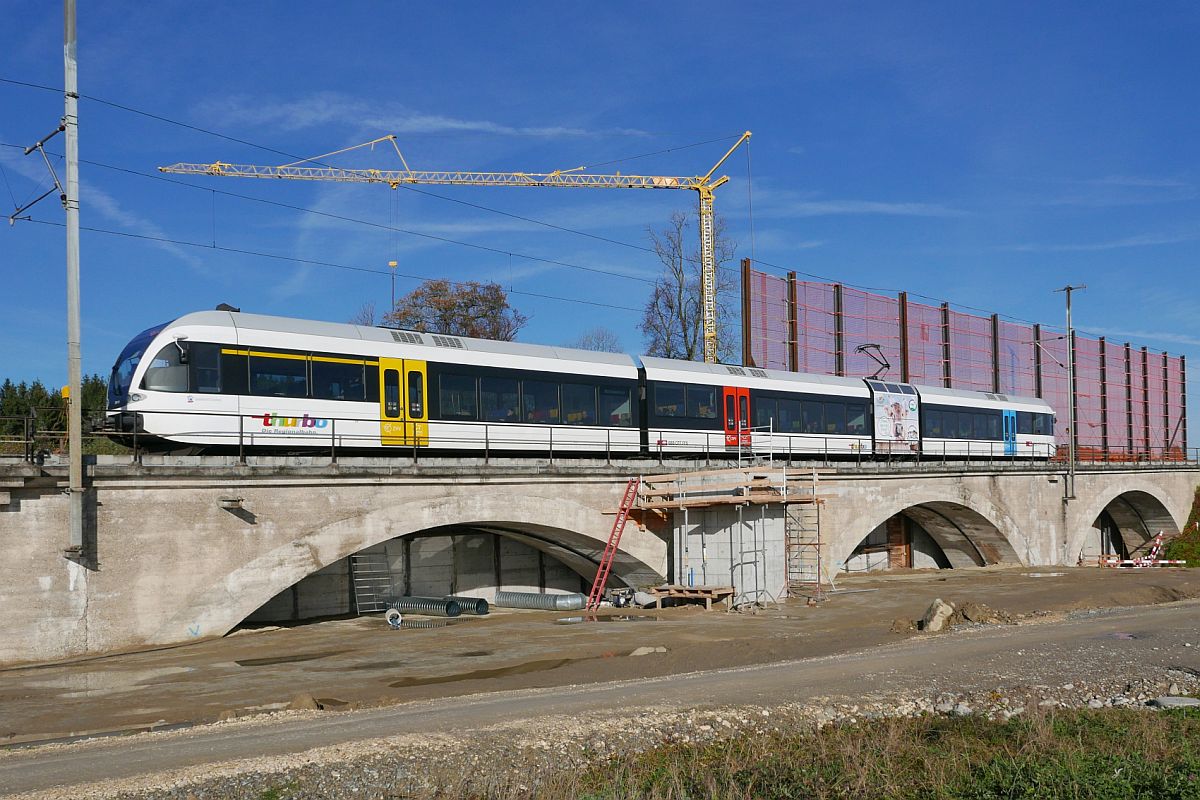 Am 20.11.2016 überquert S14 2581, Konstanz - Weinfelden, kurz vor der Station Kehlhof der Gemeinde Berg (TG) auf einem Viadukt eine Senke mit einem Bachlauf. Im Rahmen des Doppelspurausbaus zwischen Weinfelden/Unterhard und Berg (TG) wird hier neben dem Viadukt kein zweites Viadukt sondern eine Brücke mit zwei Rampen gebaut. Nach der Fertigstellung wurde das Viadukt ebenfalls durch eine Brücke mit zwei Rampen ersetzt.