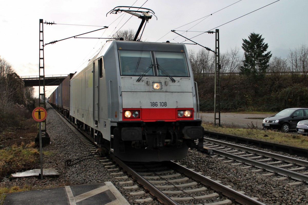 Am 20.12.2013 fuhr Railpool/BLS Cargo 186 108 zusammen mit einem Containerzug nach Holland durch den Bhanhof von Orschweier gen Offenburg.