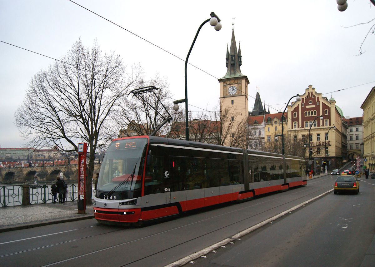 Am 20.12.2015 hält Skoda 15T 9245 als Linie 17 an der Haltestelle Karlovy lázně. Im Hintergrund sind der Wasserturm Staroměstská vodárna und die Karlsbrücke zu sehen.