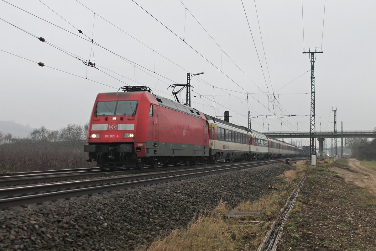 Am 20.12.2016 bespannte die 101 021-4 den EC 8 (Zürich HB - Hamburg Altona), den sie von Basel SBb bis zum Zielbahnhof brachte und hier bei Müllheim (Baden) gen Freiburg (Breisgau) fuhr.