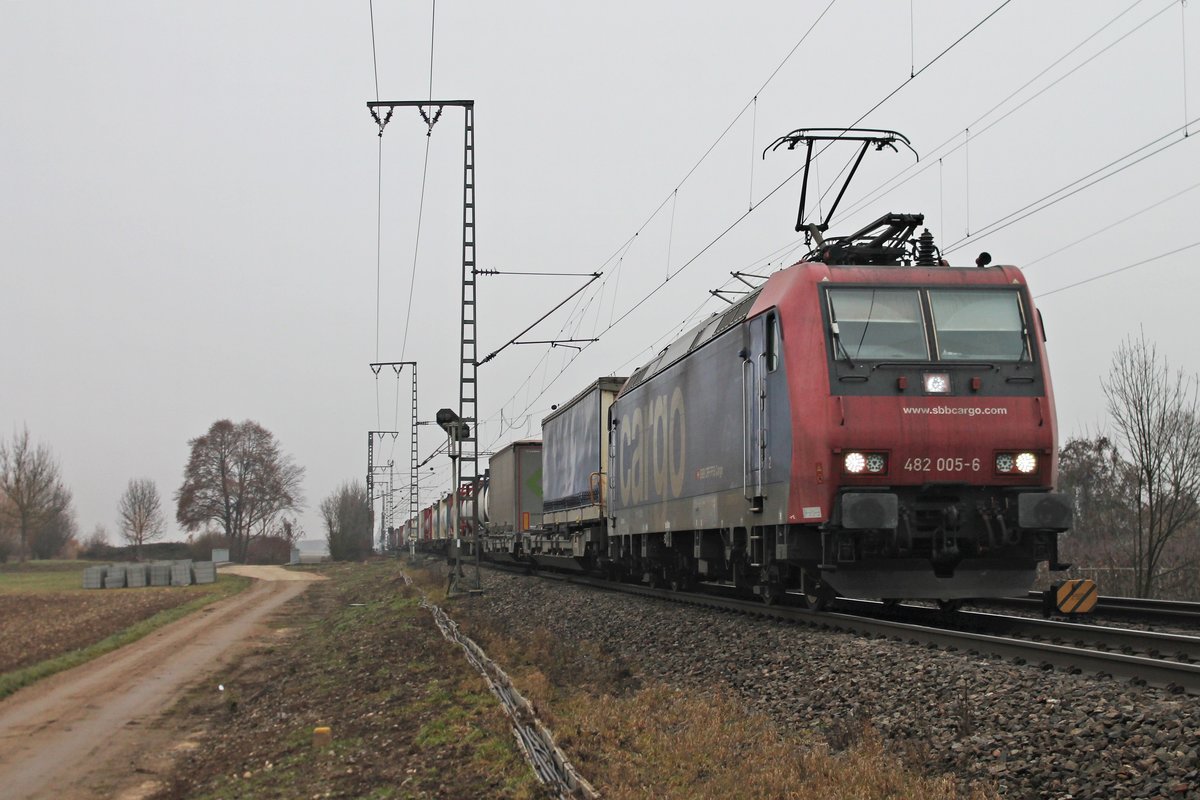 Am 20.12.2016 bespannte die Re 482 005-6 einen KLV, als sie nördlich von Müllheim (Baden) in RIchutng Schweizer Grenze fuhr.