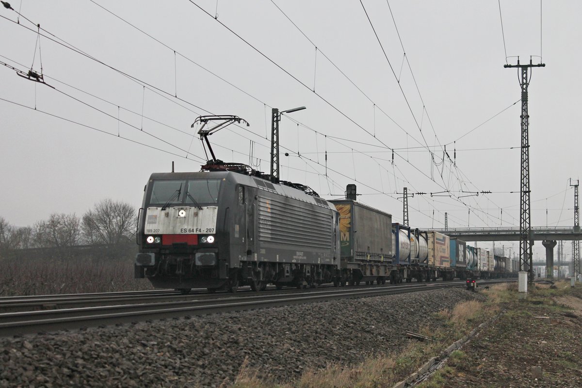 Am 20.12.2016 war MRCE/SBBCI ES 64 F4-207 (189 207-4) mit ihrem Containerzug auf dem Weg nach Rotterdam Waalhaven, als sie nördlich von Müllheim (Baden) gen Freiburg (Breisgau) fuhr.