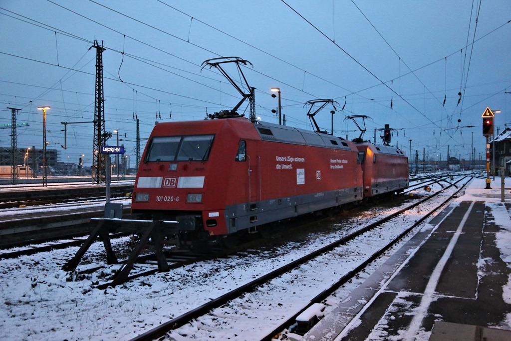 Am 20.12.2022 hatten diese beiden Lokomotiven 101020-6 und dahinter 101089-1 Betriebspause im Hauptbahnhof Leipzig. Um 17.23 Uhr standen sie aufgebügelt auf eim Stumpfgleis in Höhe der Außenbahnsteige.