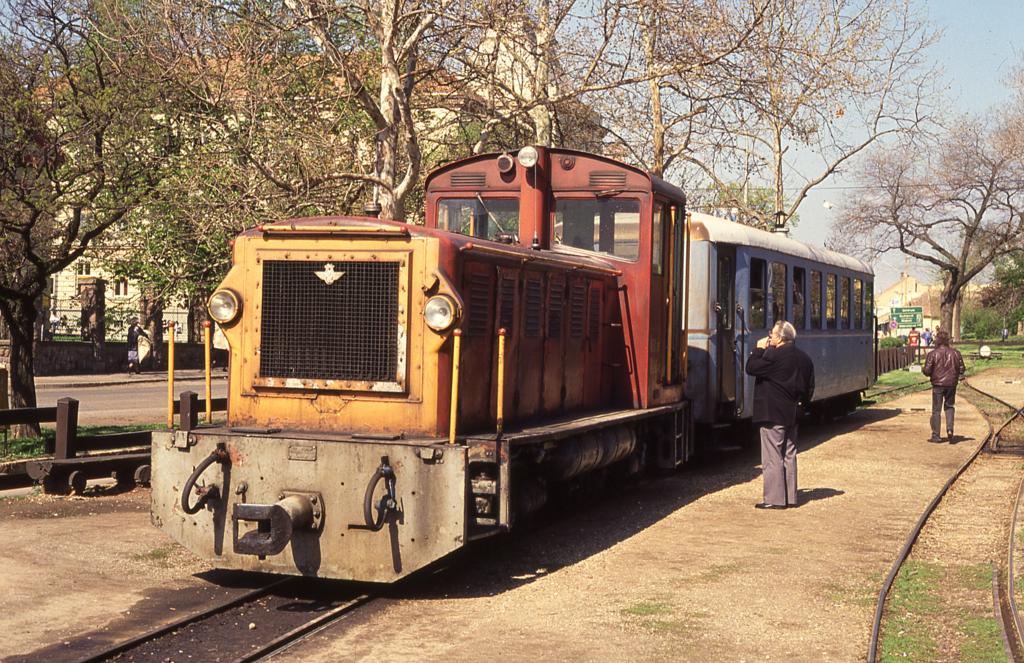 Am 20.4.1994 organisierte ich fr die IPA Kreis Steinfurt eine Sonderfahrt
mit der Schmalspurbahn in Gyngys. Mk48412 und ein Wagen bildeten damals
fr unsere Gesellschaft den Sonderzug fr die Fahrt von Gyngys nach Matrafred.