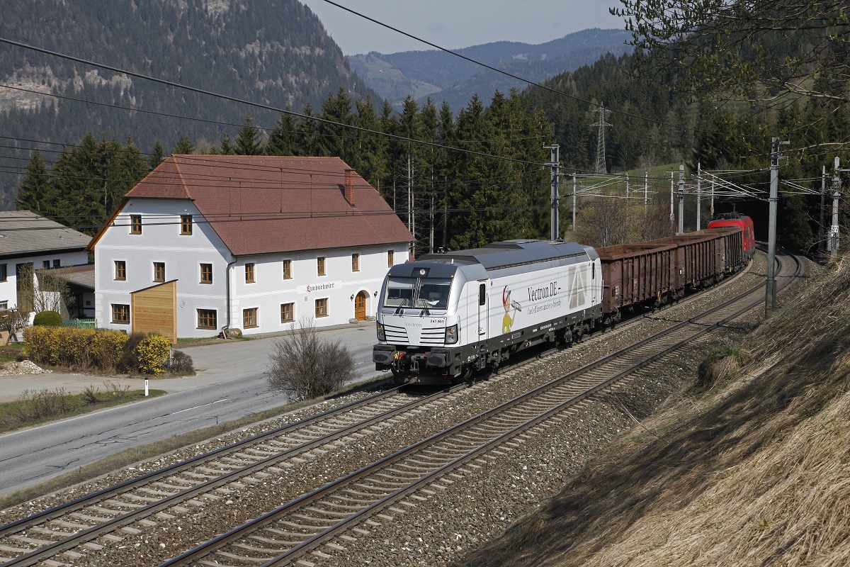 Am 2.04.2014 wurden mit dem Siemens-Vectron 247.901 Meßfahrten auf der Strecke zwischen Scheifling und Mariahof-St.Lamprecht durchgeführt.Zu sehen ist der Meßzug beim Lambachwirt nahe Mariahof St.Lamprecht.