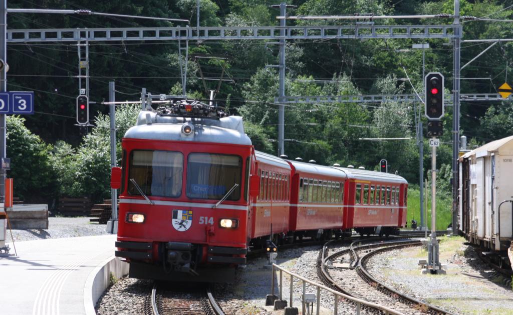 Am 20.5.2009 fhrt Lok 514 der Rthischen Bahn mit einem Zug nach Chur
in Reichenau ein.