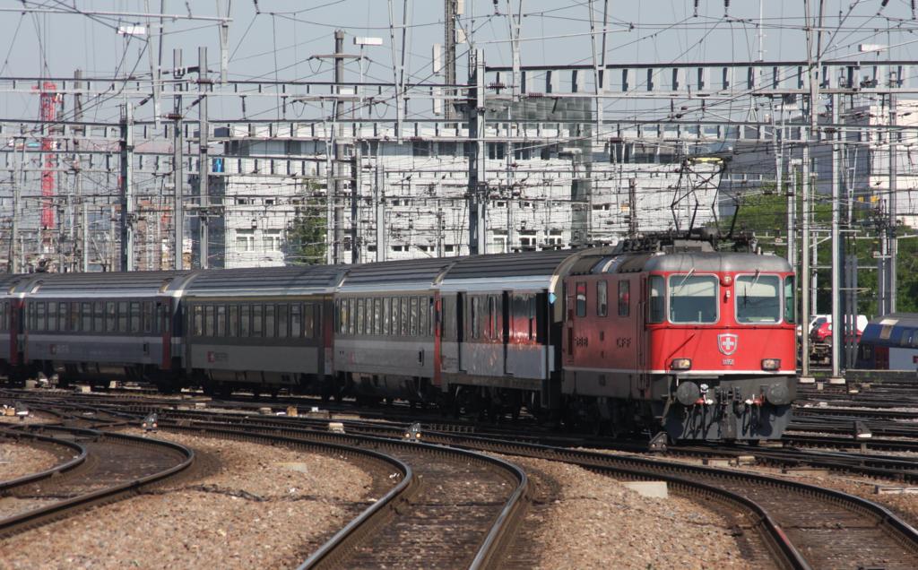 Am 20.5.2009 fhrt SBB Re 4/4 II Nummer 11151 mit einem IR aus Locarno
in den Zricher Hauptbahnhof ein.