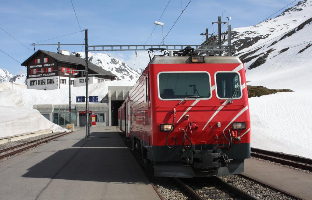 Am 20.5.2009 fotografierte ich bei der Fahrt mit der Rhtischen Bahn 
auf dem Weg nach Andermatt im Bahnhof Oberalppass unseren Zug am Bahnsteig.
