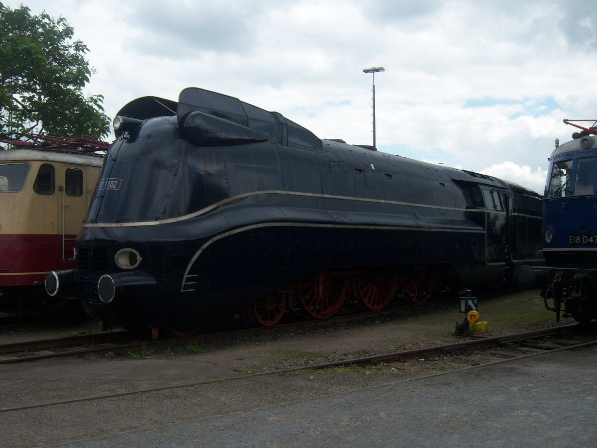 Am 20.6.2010 konnte ich erst mals die Blaue 01 1102 im Süddeutsches Eisenbahnmuseum Heilbronn leide blib es bis jetzt der erste konntagt mit dieser wunder schönen Dampflok.