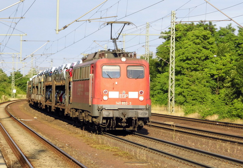 Am 2.07.2014 kam die 140 853-3 von der EGP aus Richtung Magdeburg nach Niederndodeleben und fuhr weiter in Richtung Braunschweig .