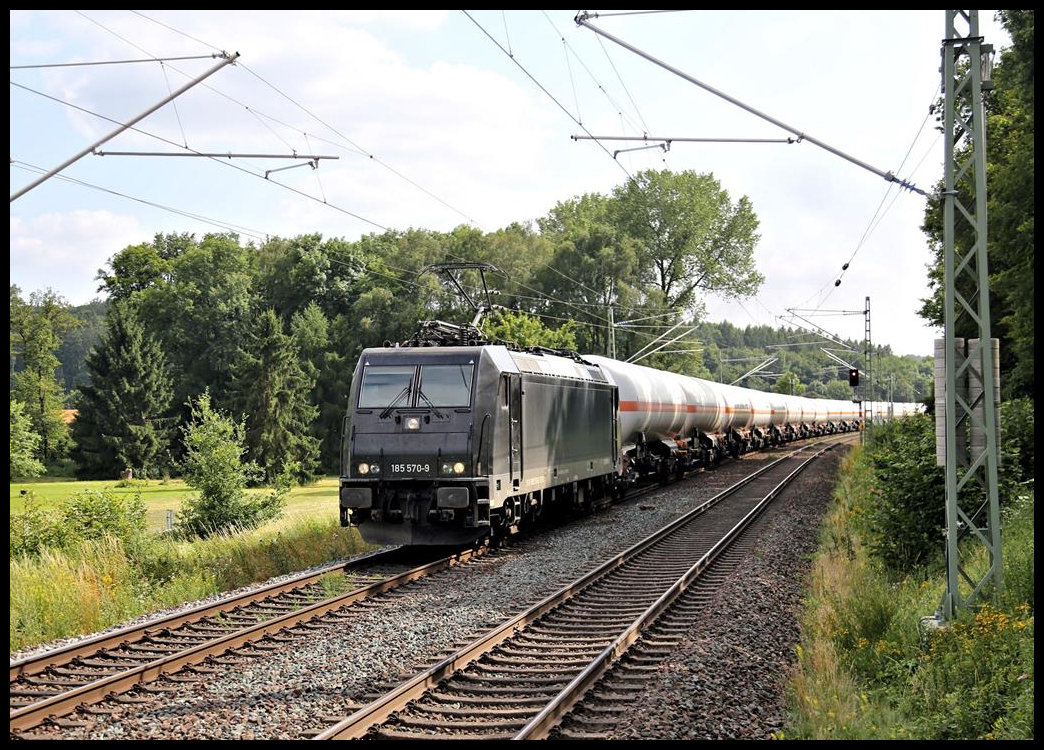 am 20.7.2021 ist hier an der Landesgrenze Nordrhein Westfalen zu Niedersachsen die 185570-9 um 16.54 Uhr mit einem Gas Kessel Wagen Zug in Richtung Osnabrück unterwegs.