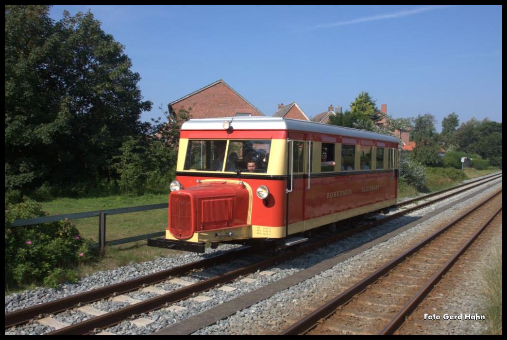 Am 20.8.2015 war auf Borkum wieder das  Schweineschnäuzchen  der Borkumer Kleinbahn unterwegs. Wie zumeist war auch diese Fahrt wieder ausverkauft und somit der TW voll besetzt.