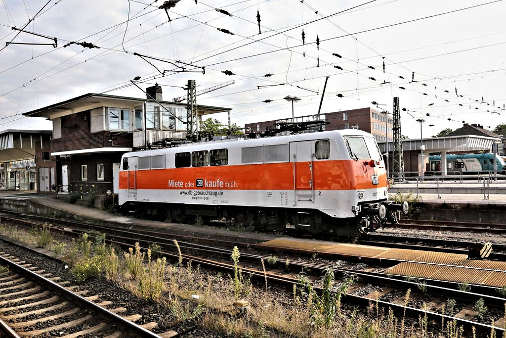 Am 20.9.2021 um 9.35 Uhr stand die DB 111111-1 mit Werbeaufschrift im Hauptbahnhof Münster in Westfalen.