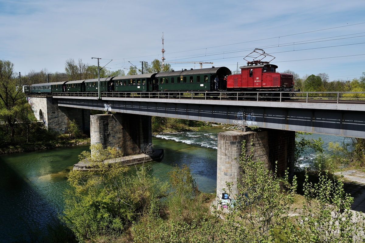 Am 21. und 22. April 2019 standen wieder die klassischen Isarbrücken-Fahrten für 169 005 an. Unterstützt wurde sie durch 139 135 von Lokomotion. Das Bild entstand am 22.April an der Leinthaler Brücke bei Unterföhring.