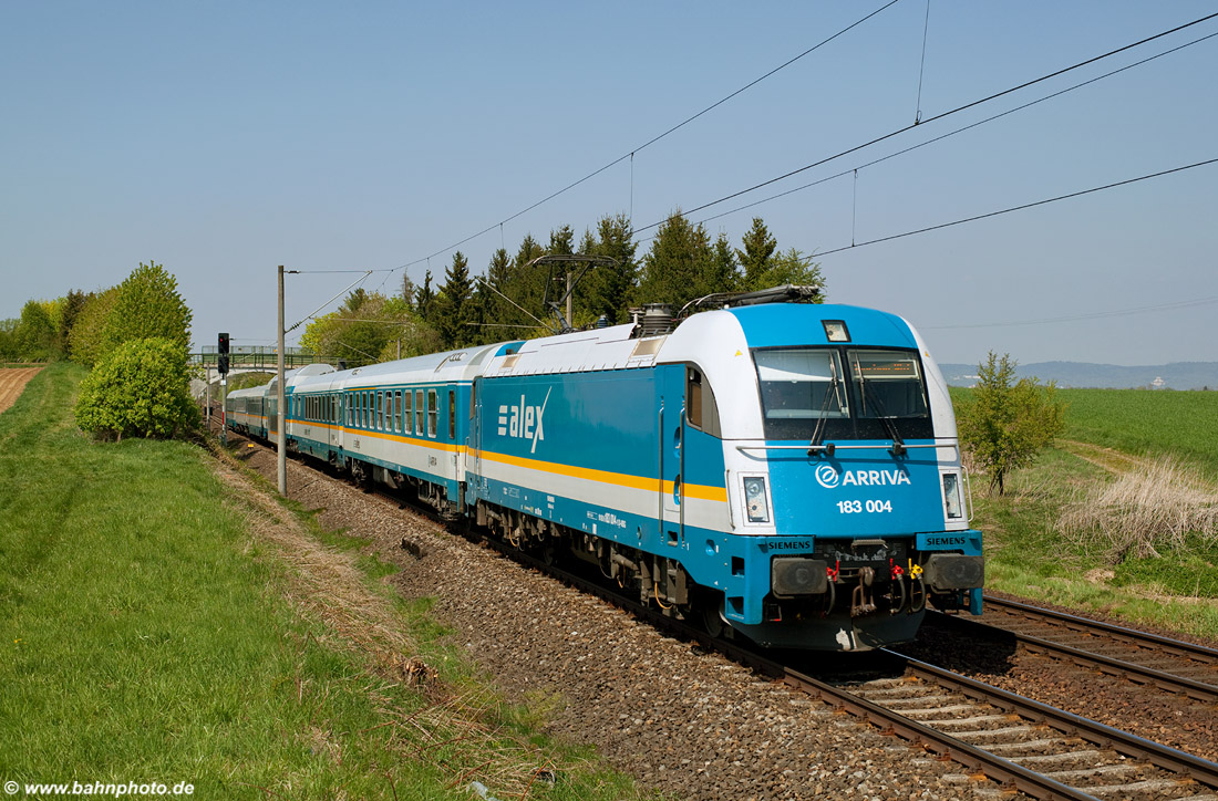 Am 21. April 2011 hat 183 004 mit ALX 84113 den Köferinger Bahnhof durchfahen und fährt München entgegen.