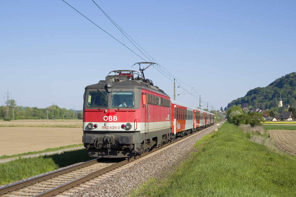 Am 21. April 2016 ist 1142 639 mit SB 4174 bei Neudorf ob Wildon unterwegs.