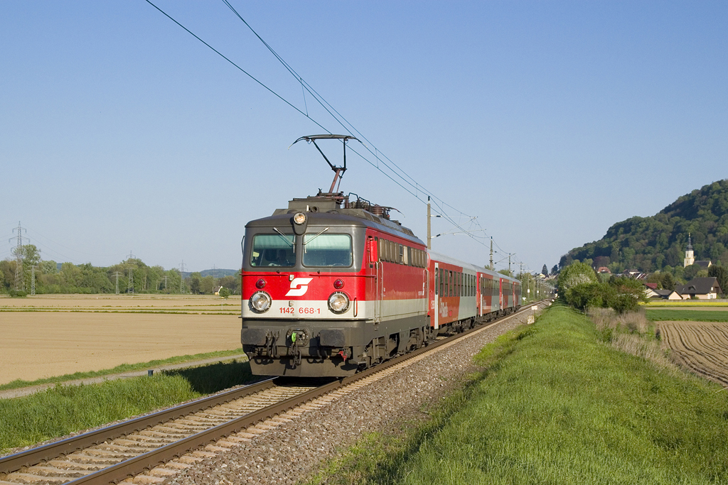 Am 21. April 2016 ist 1142 668 mit SB 4148 bei Neudorf ob Wildon unterwegs.