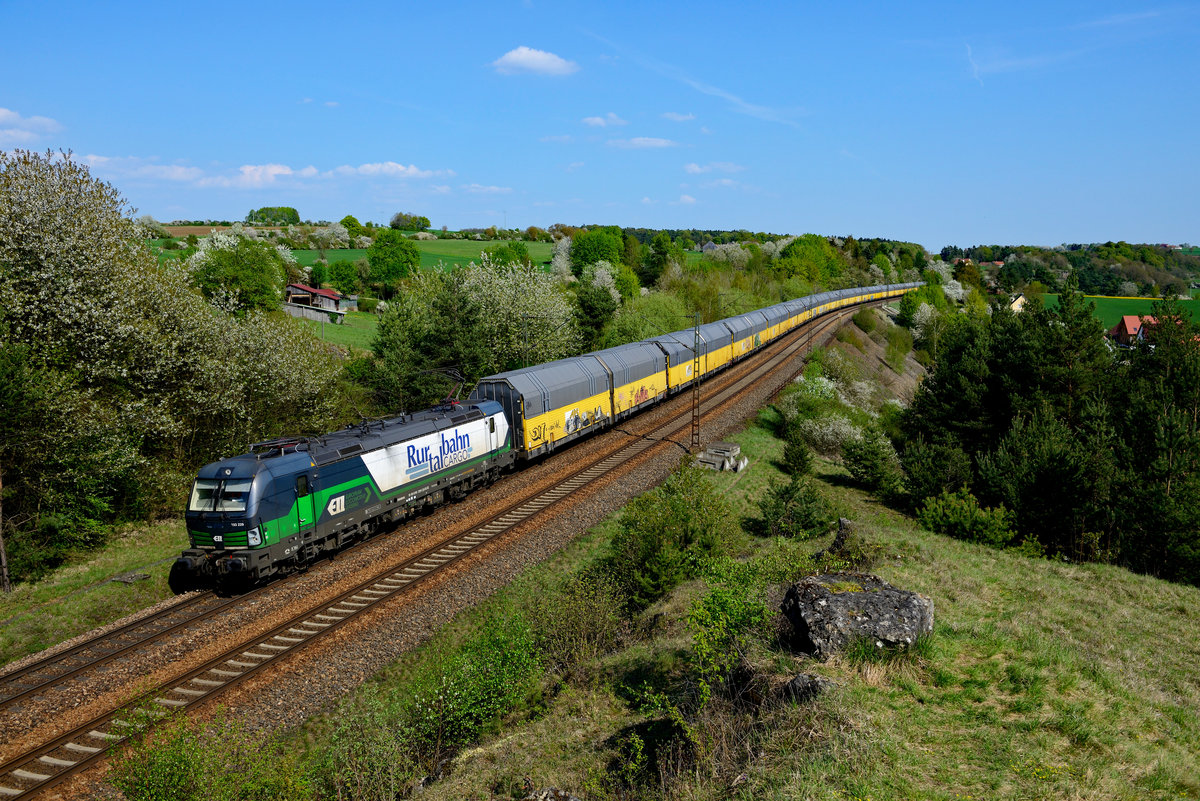Am 21. April 2018 stand die Gegend um Laaber in schönster Frühlingsblüte. Am späteren Nachmittag konnte ich hier den für die Rurtalbahn fahrenden ELL Vectron 193 229 mit einem ARS-Autotransport dokumentieren.