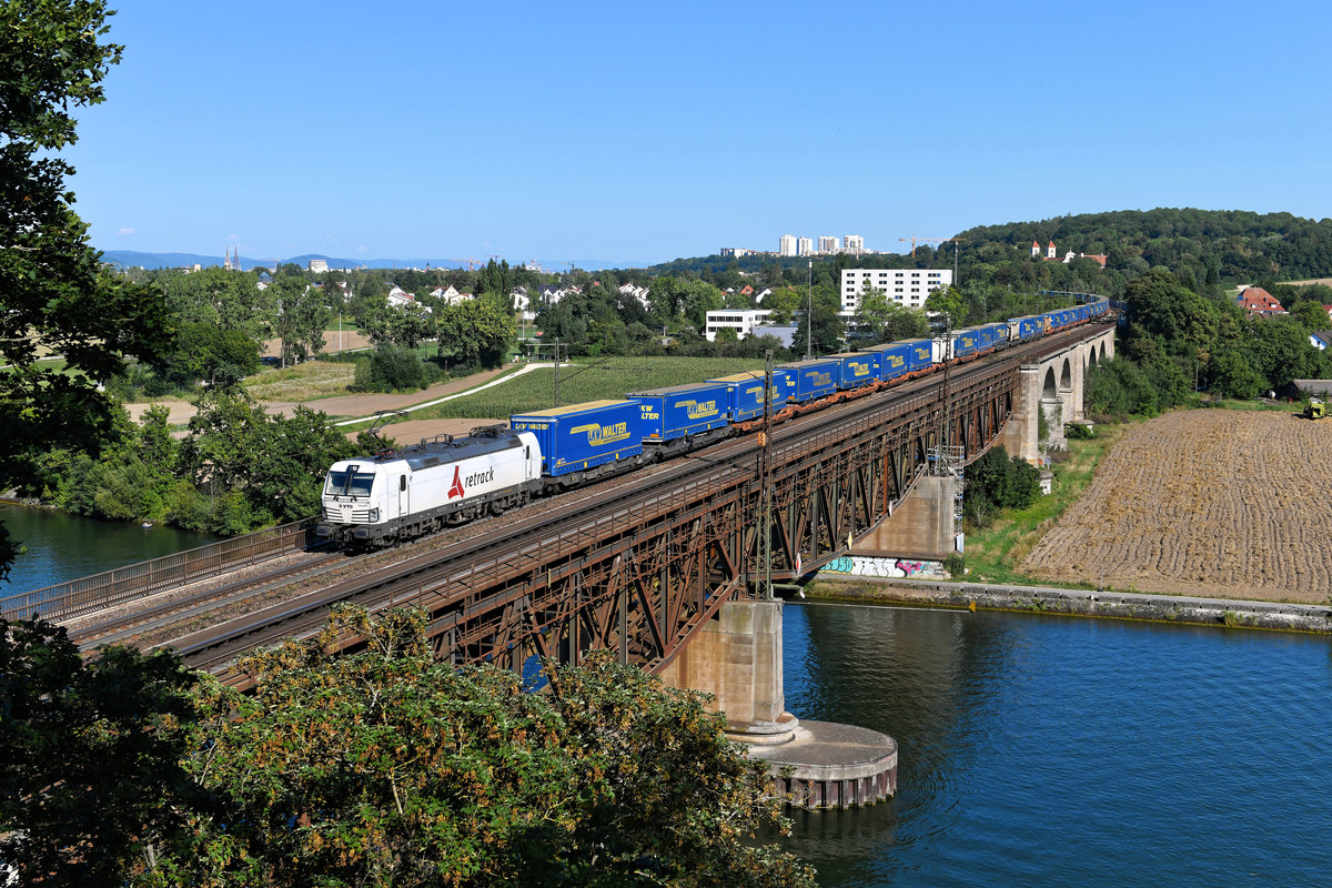 Am 21. August 2020 beförderte die für Retrack im Einsatz stehende 193 815 den DGS 40656 von Curtici nach Wanne-Eickel. Auf der Mariaorter Eisenbahnbrücke konnte ich die Leistung mit Blick auf Regensburg dokumentieren.  