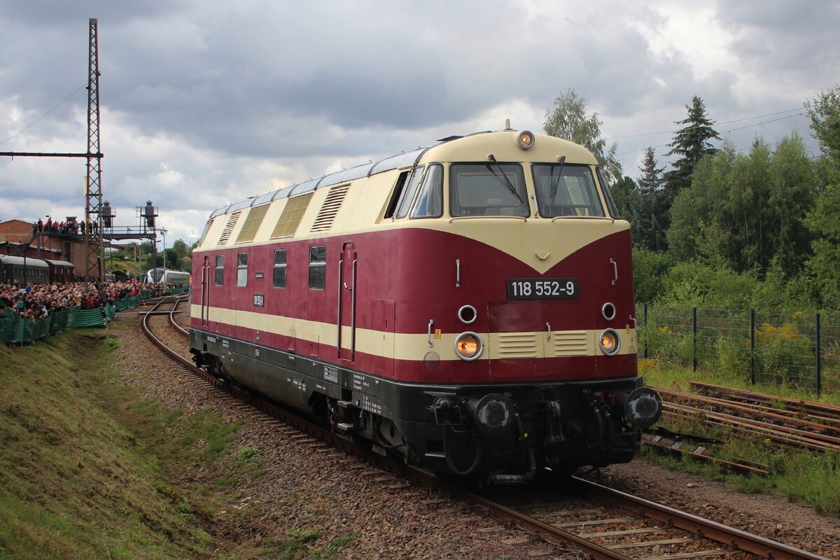 Am 21 Augustus 2026 war es wieder Zeit f�r die Lokparade w�hrend das 33.Heizhausfest in Chemnitz-Hilbersdorf. Nicht n�r alte Loks lassten sich gerne sehen; ITL/ex-DR 118 552 fahrt auf die Anschlussstrecke vons S�chsisches Eisenbahnmuseum auf die hauptbahn Chemnitz<=>Dresden. Das Bild wurde vom hinter die Absperrung gemacht.