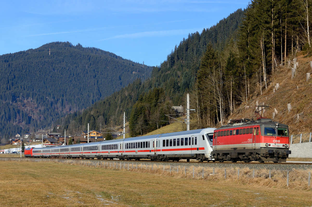 Am 21. Dezember 2016 habe ich mich in Eben im Pongau auf die Lauer für den EC 217 gelegt, weil ich wissen wollte, wie es sich diese Saison mit dem Wintervorspann im Ennstal verhält. Ich wurde zwar von den Schneeverhältnissen, nicht aber vom Fahrzeugeinsatz enttäuscht: 1142.634 war für den Vorspann des EC 217 zwischen Bischofshofen und Selzthal eingeteilt. An diesem Tag erschien die Unterstützung der schiebenden 101 auch durchaus sinnvoll, da die Steigung zwischen Bischofshofen und Niedernfritz komplett im Schatten lag und mit Raureif überzogen war.
