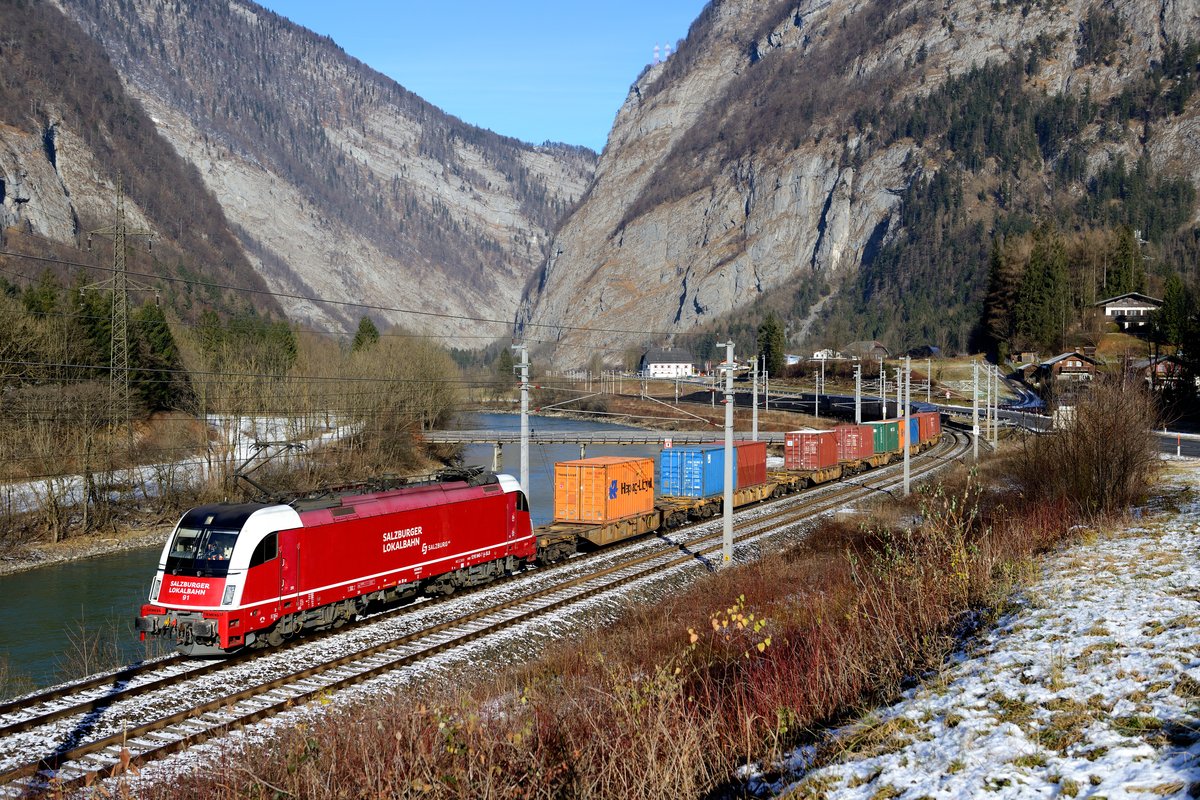 Am 21. Dezember 2016 konnte ich den sogenannten  Kaindl-Zug  GAG 61825 von Salzburg Liefering nach Hüttau am Pass Lueg aufnehmen. Es führte 1216.940 der SLB, die seit diesem Jahr eine neue Beschriftung an Front und Seitenwänden trägt. Auch wenn der Schnee dieses Jahr wieder auf sich warten läßt, vermittelt dieses Bild zumindest ein wenig winterliche Stimmung.