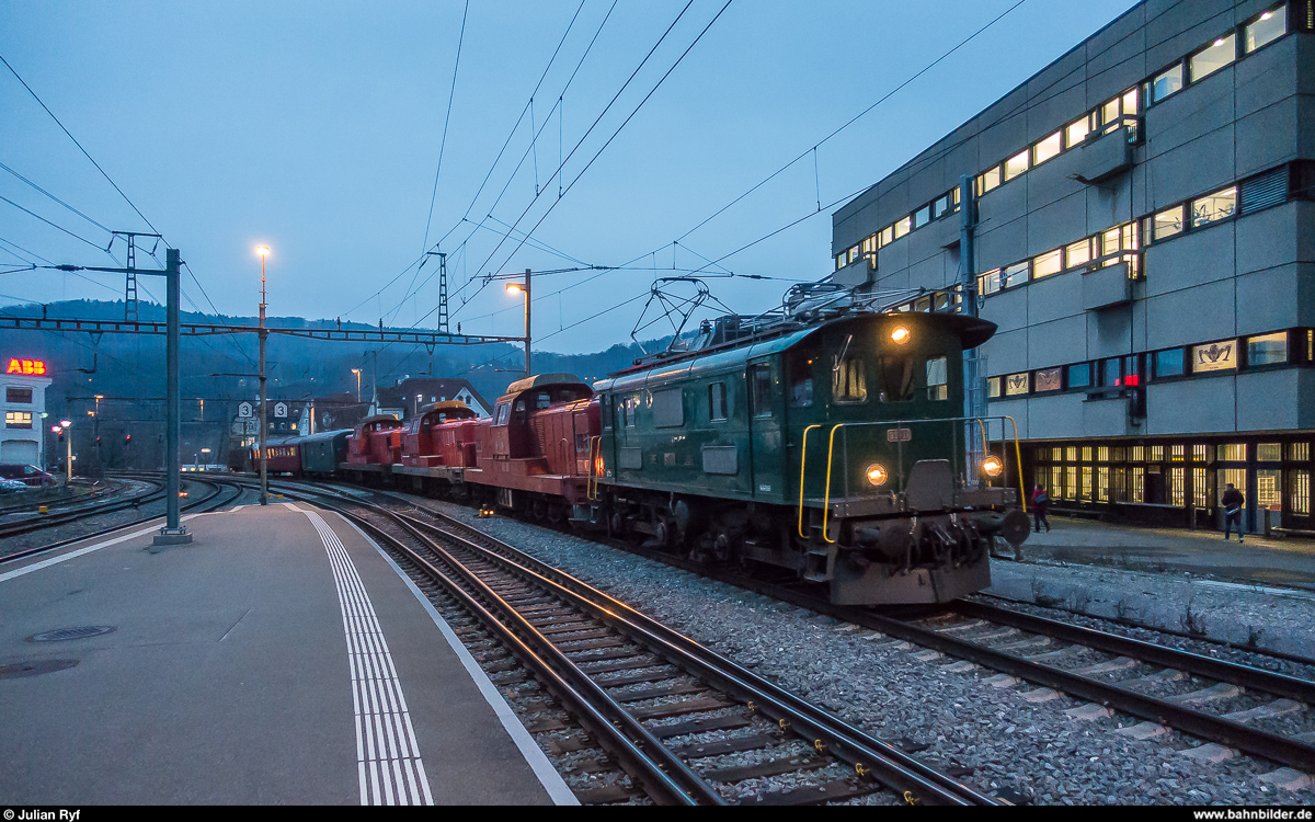 Am 21. Dezember 2017 überführte die SLM (Schorno Locomotive Management) Be 4/4 11 drei Bm 6/6 von Biel nach Winterthur. Der Zug bei der Durchfahrt im Bahnhof Baden.