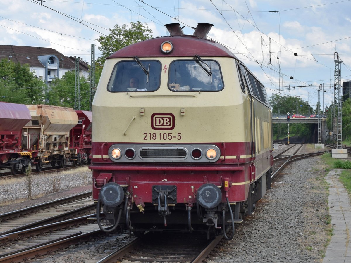Am 21. Juli 2017 ist die NeSa 218 105-5 von Neustadt an der Weinstraße nach Gerolstein in der Eifel unterwegs. Hier erreicht sie gerade den Bahnhof Saarbrücken-Burbach. Mittlerweile ist die Frist von 218 105 abgelaufen. 