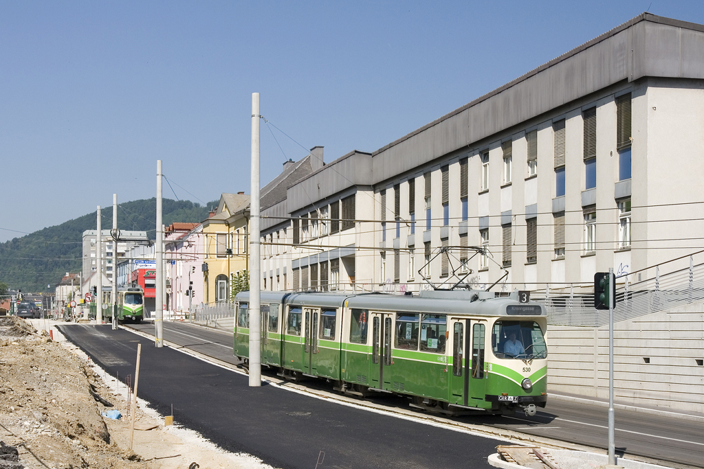 Am 21. Juni 2013 ist TW 530 auf der Linie 3 in Richtung Krenngasse unterwegs und wird hier in Kürze von der Eggenberger Straße in die Hauptbahnhofsunterführung einfahren. In Kürze wird ihm TW 537 als Linie 1 folgen. 