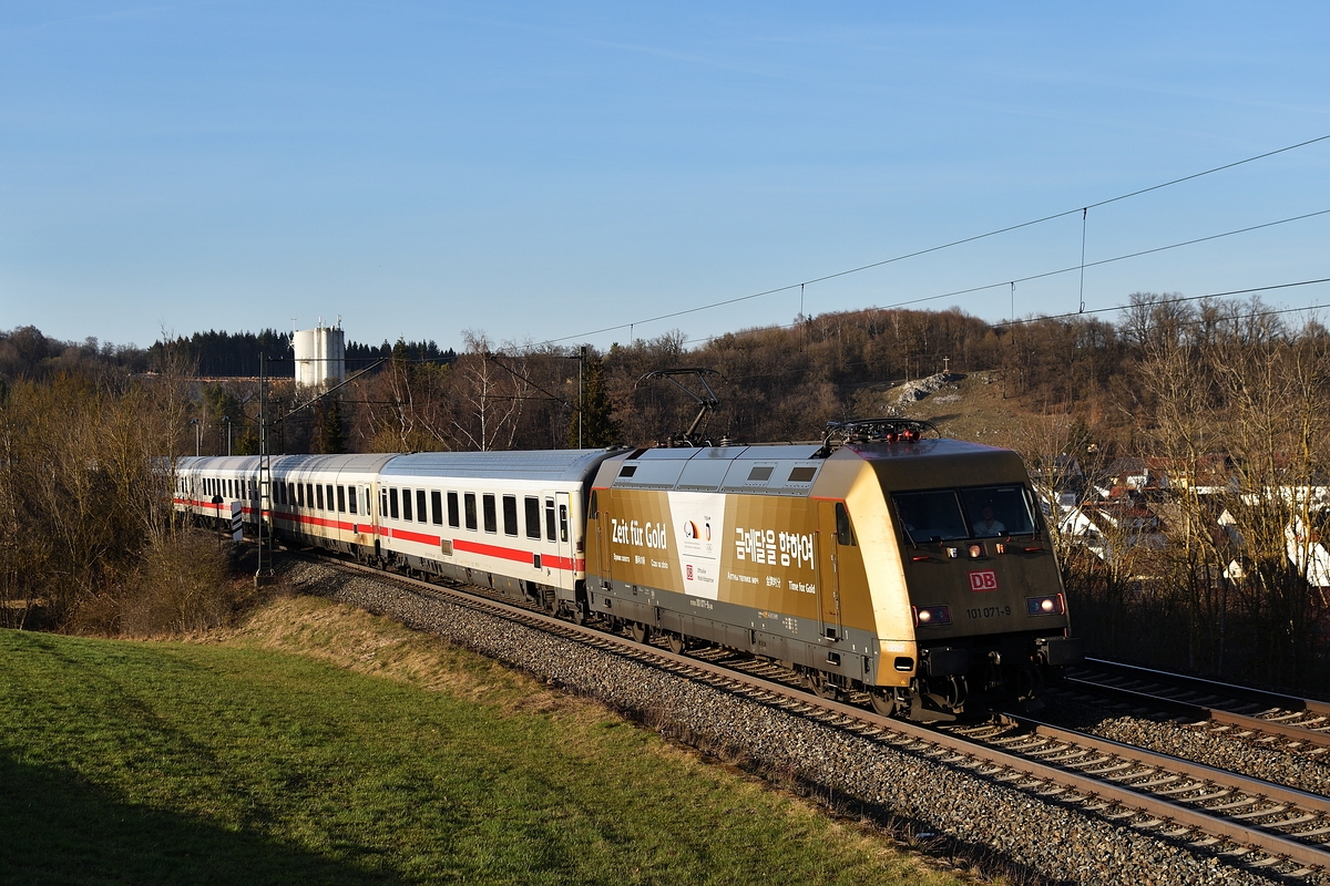 Am 21. März 2019 bespannte 101 071  Zeit für Gold  einen IC, mit dem sie hier durch Westerstetten fährt.