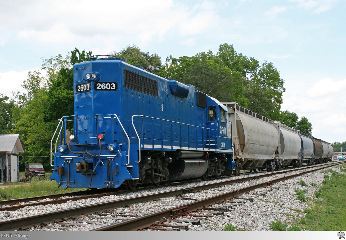Am 21. Mai 2016 war in Batesville, Mississippi / USA die EMD GP38-2 # 2603 der Grenada Railway mit ein paar Silowagen abgestellt.