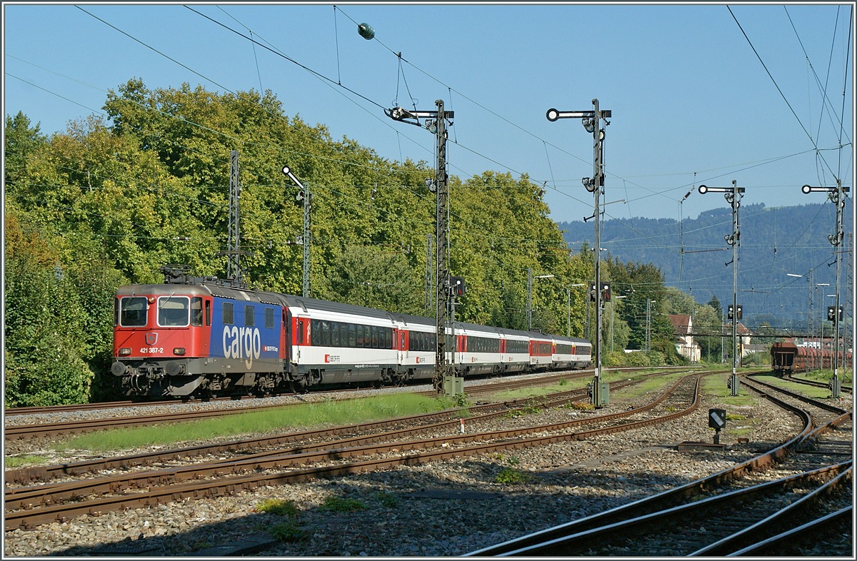 Am 21. September 2011 fhrt die SBB Re 421 387-2 mit dem EC 195 nach Mnchen durch Lindau Reutin um in Krze Lindau Hbf zu erreichen.