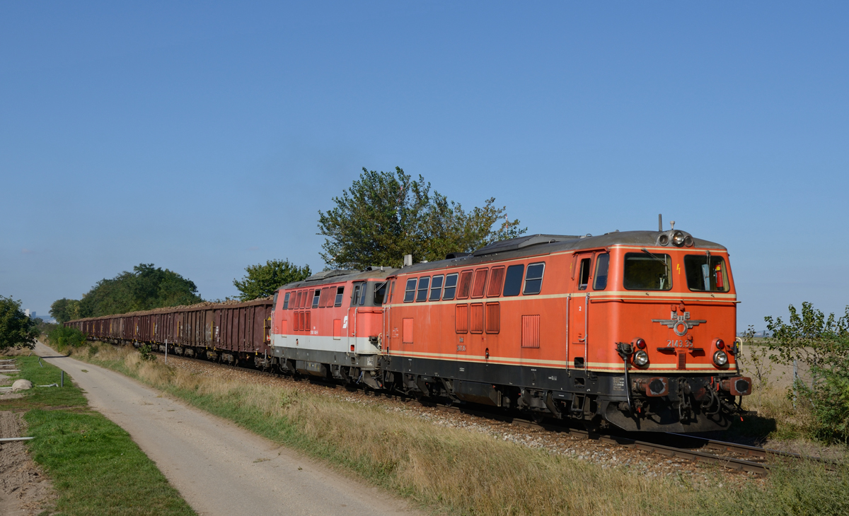 Am 21. September 2015 war die  Rüben-Kampagne  bereits in vollem Gange. 
Nachdem die  Deutsch-Wagramer Rübe  59211 in Stadlau gestürzt hatte fotografierte ich sie mit 2143 035 und 2143 045 auf dem Weg nach Siebenbrunn-Leopoldsdorf in Glinzendorf. 