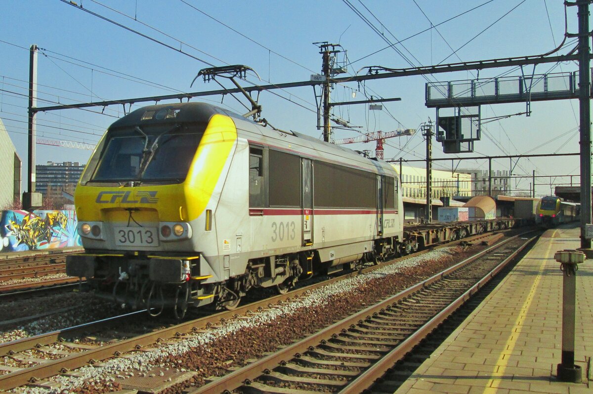 Am 21 September 2016 durchfahrt CFL 3013 mit ein leeren KLV Antwerpen-Berchem.