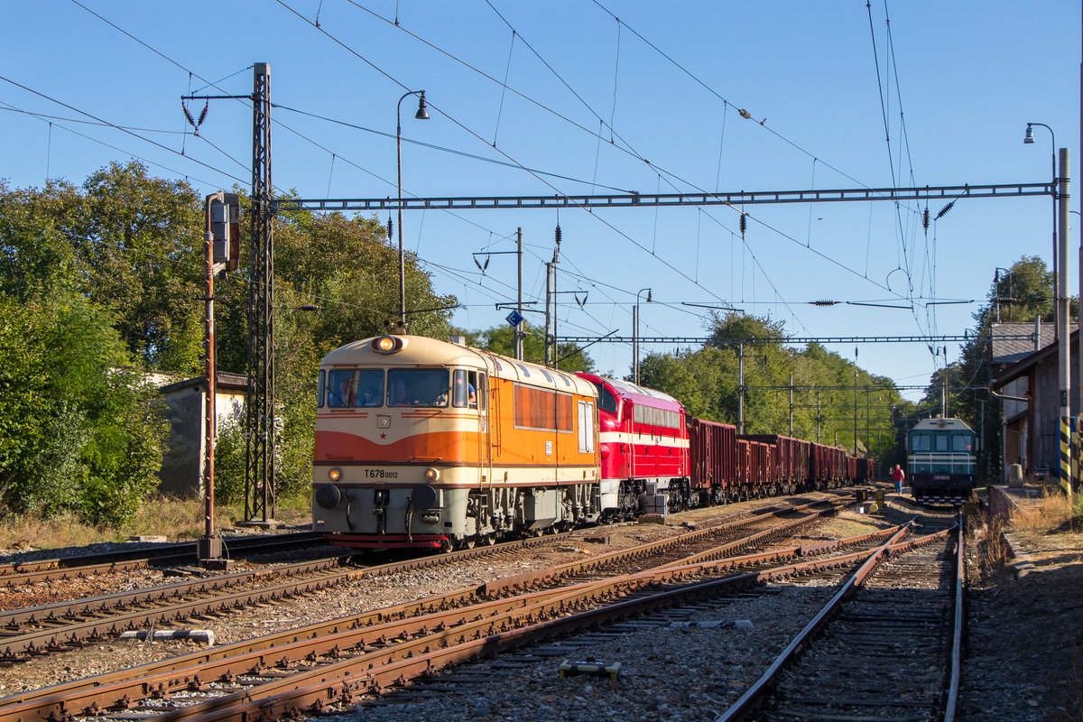 Am 21. September 2019 fährt der Fotogüterzug mit M 61 001 und T 678 0012 durch Strezimír. 