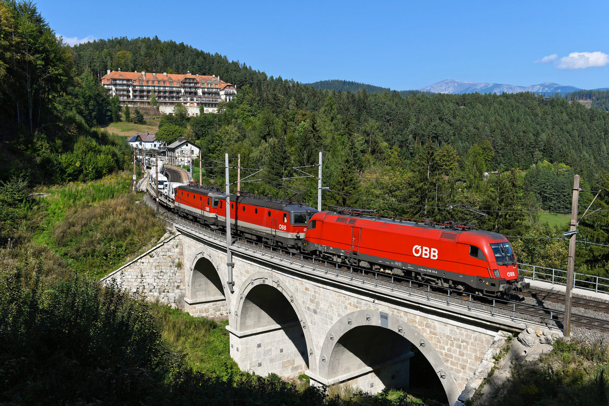 Am 21. September 2020 brachten die 1116.111 und die 1144.286 vor der kalt mitlaufenden 1144.043 einen mit Kleintransportern beladenen Ganzzug über den Semmering. Beim Überqueren des Kartnerkogel Viadukts nahm ich die Leistung auf. 