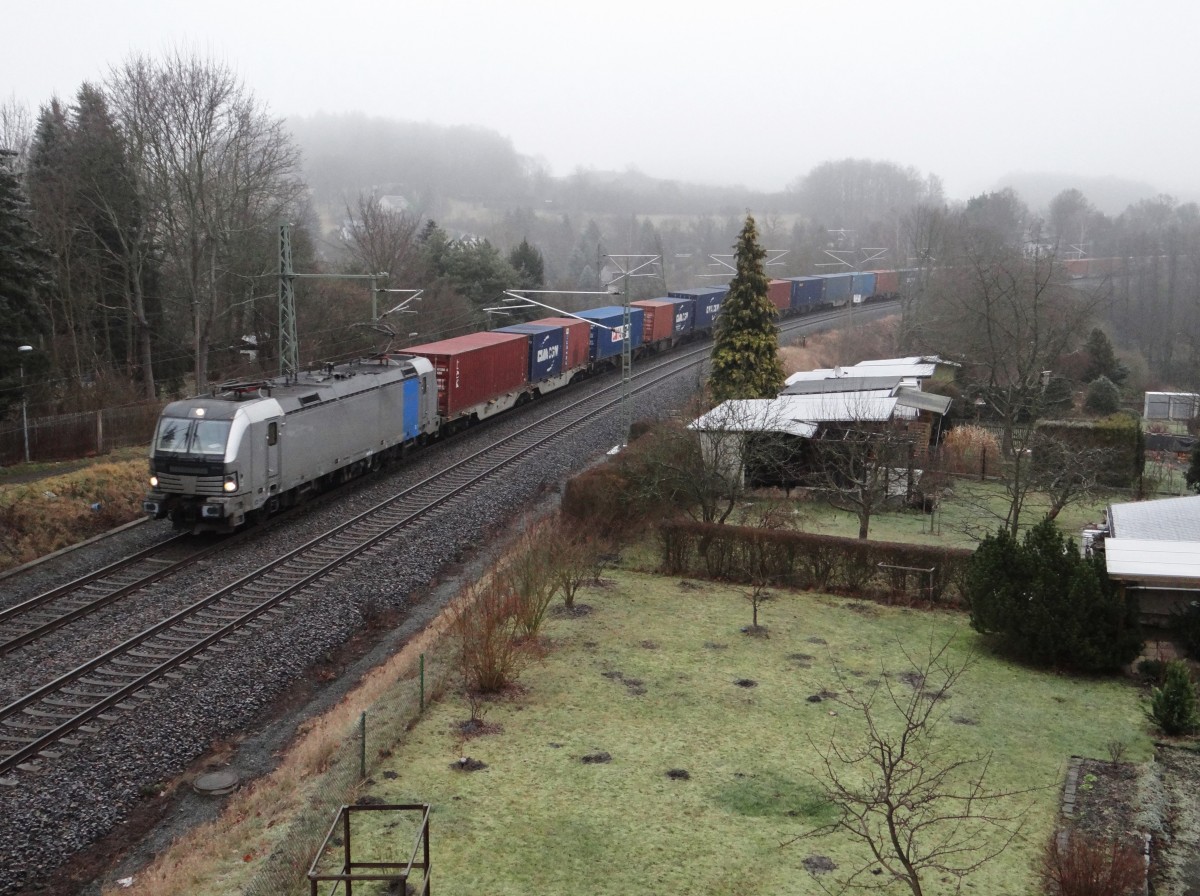 Am 21.01.14 fuhr eine Vectron mit einem Container durch das Vogtland. Hier zusehen in Jössnitz/V.
