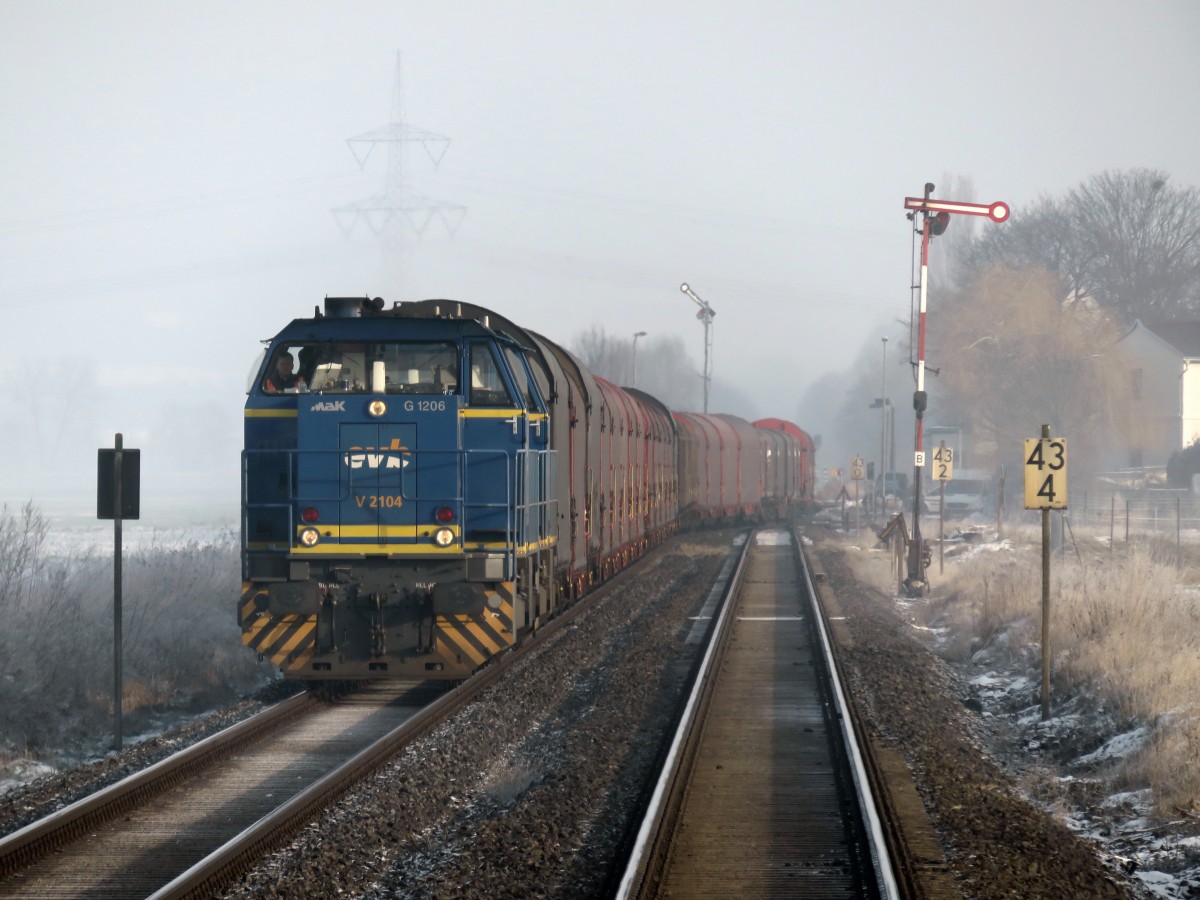 Am 21.01.2015 an der Strecke Magdeburg-Halberstadt Durchfahrt eines Güterzuges nach Halberstadt in Hordorf 