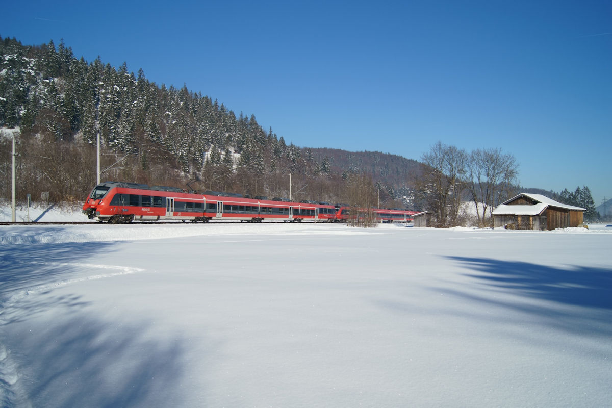 Am 21.01.2017 fuhr 1442 700 als RB 5419 von Mnchen nach Seefeld in Tirol. Hier fuhr er durch die Winterlandschaft bei Farchant. 