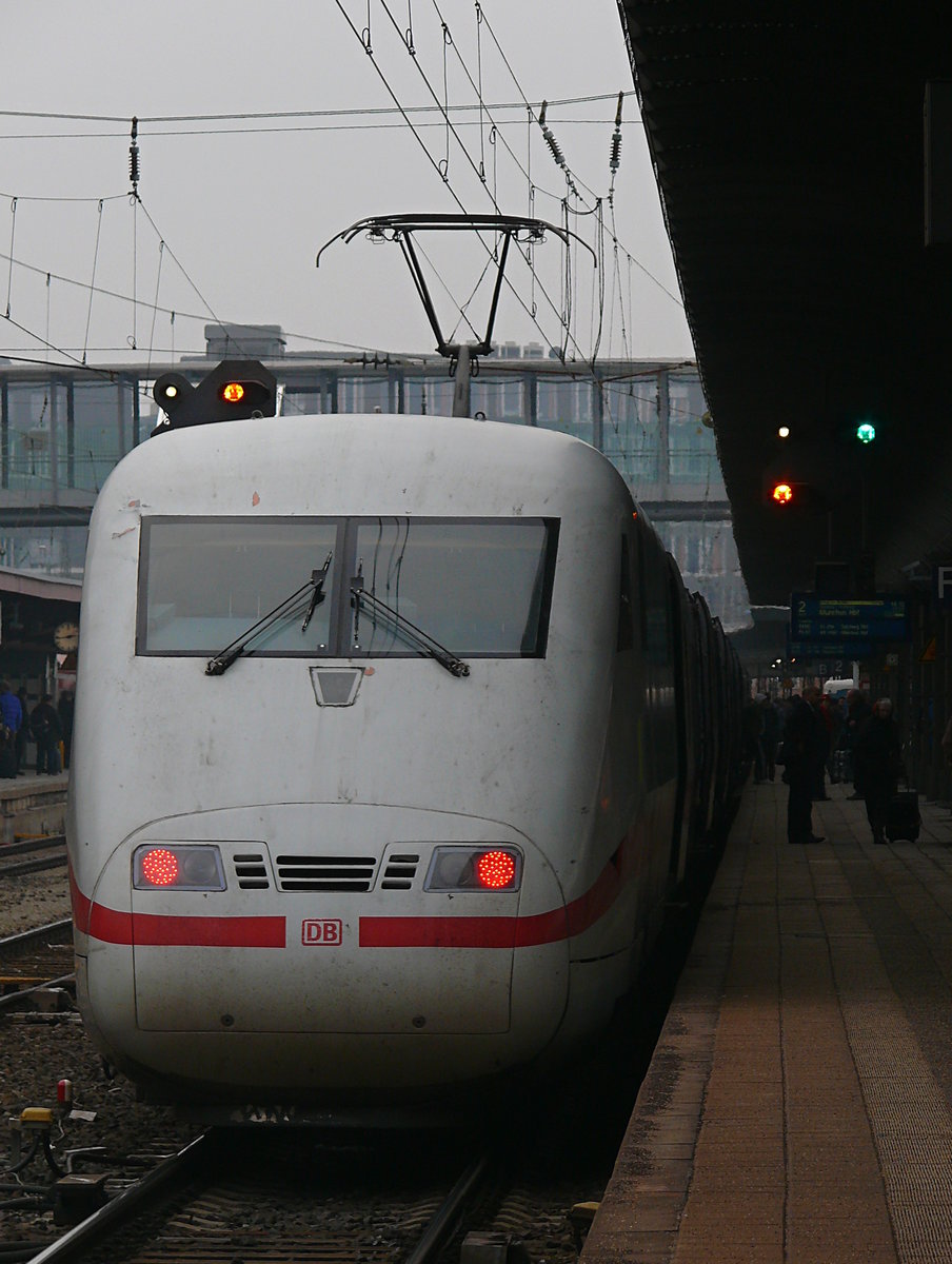 Am 21.01.2019 um 14:48 Uhr fährt 401 062 bzw. 562 aus dem Ulmer HBF aus. Der Zu fährt als ICE 595 von Berlin Gesundbrunnen bis München HBF.