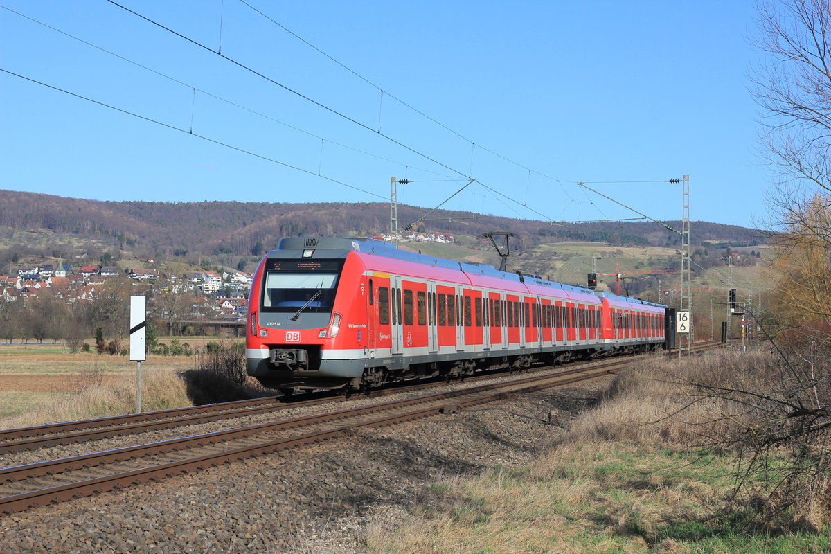 Am 21.02.2020 fährt ein von 430 514 angeführter Vollzug als S2 Schorndorf-Vaihingen zwischen Grunbach und Beutelsbach durch das noch sehr sonnige Remstal. 