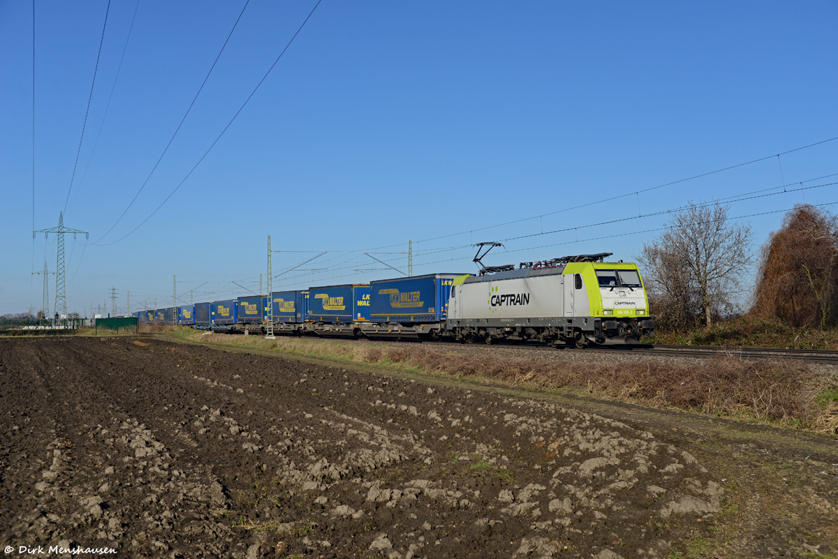 Am 21.02.2021 ist 186 158 (CCW / Captrain Deutschland CargoWest) bei Hürth auf der linken Rheinstrecke in Richtung Süden unterwegs.