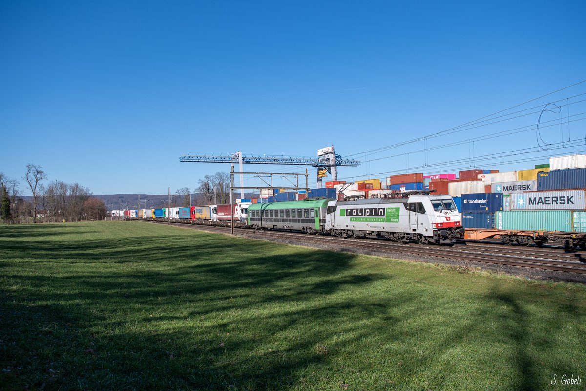 Am 21.02.2021 fuhr die 186 907 mit einer RoLa durch Frenkendorf (CH) und präsentierte sich vor dem beeindruckeden Swissterminal dem Fotografen. 
