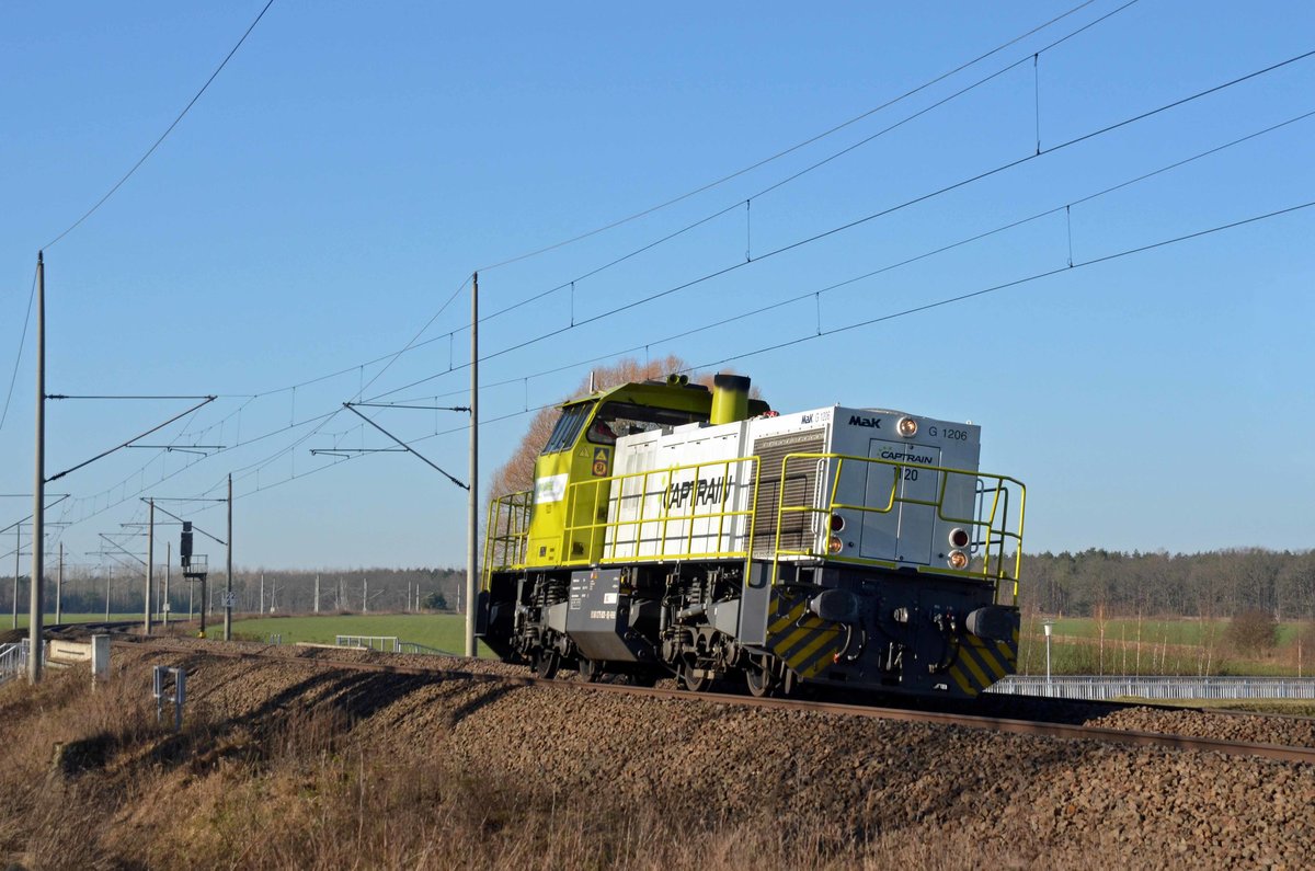 Am 21.02.21 war 275 820 der RBB von Bittefeld aus unterwegs nach Zschornewitz. Hier rollt die G1206 durch Burgkemnitz und wird gleich auf die Nebenbahn abzweigen.