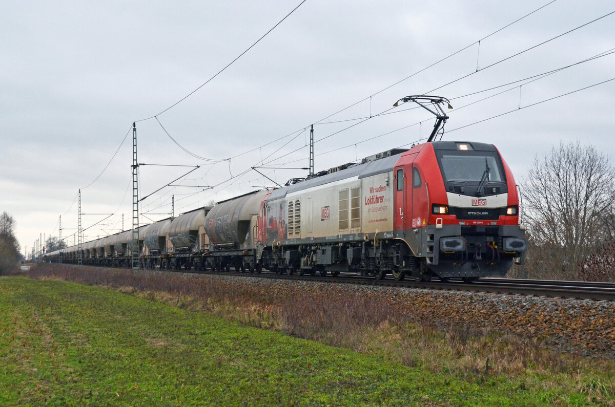 Am 21.02.23 war die MEG mit 159 226 und einem leeren Zementzug unterwegs nach Rüdersdorf bei Berlin. Hier rollt der Zug durch Gräfenhainichen Richtung Wittenberg.